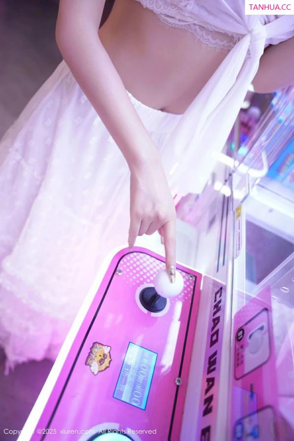   [XiuRen]高清写真图 2025.09.22 No.10791 拍黄瓜girl 白色连衣裙第8张图片